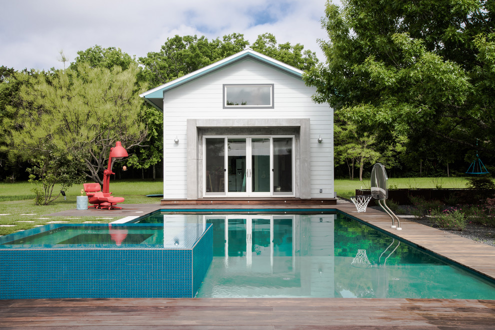 Diseño de piscinas y jacuzzis alargados bohemios grandes rectangulares en patio trasero con entablado