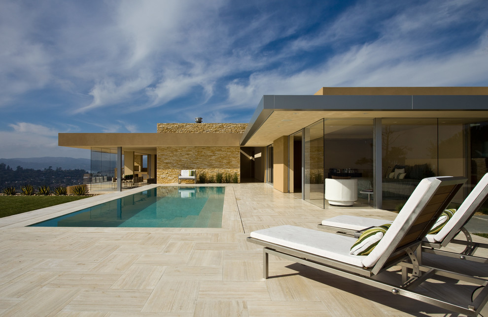 Источник вдохновения для домашнего уюта: большой бассейн на заднем дворе в стиле модернизм с покрытием из плитки