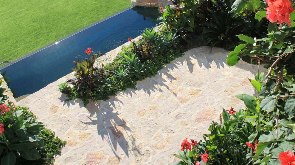 Diseño de piscina mediterránea con adoquines de piedra natural
