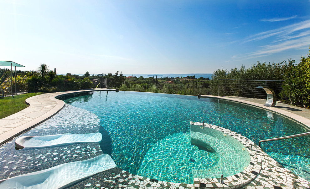 Ispirazione per una piscina mediterranea