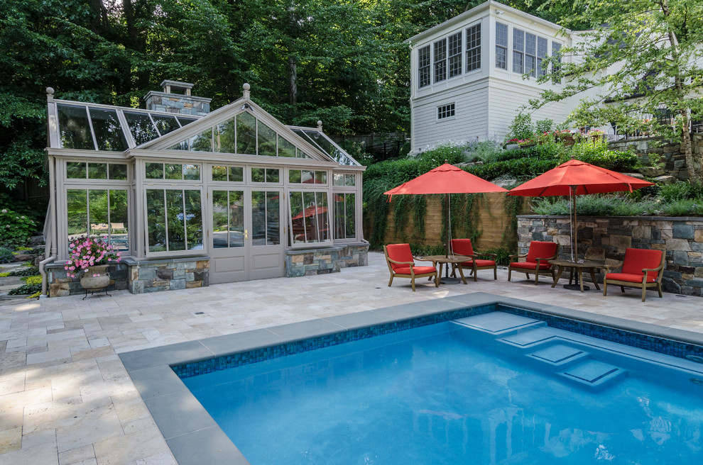 Идея дизайна: спортивный, прямоугольный бассейн на заднем дворе в классическом стиле с домиком у бассейна