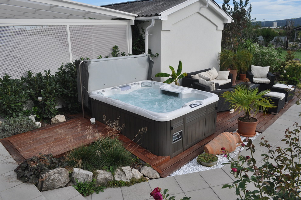 Стильный дизайн: наземный, прямоугольный бассейн на боковом дворе в стиле фьюжн с джакузи и настилом - последний тренд