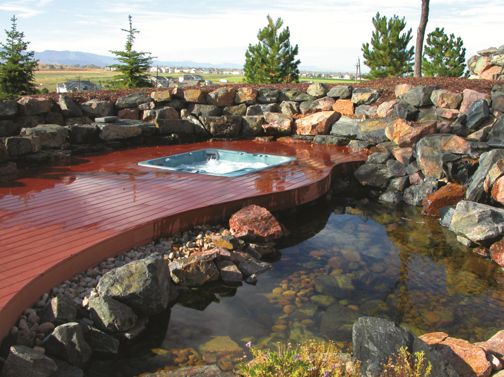Diseño de piscinas y jacuzzis elevados de estilo americano rectangulares en patio trasero con entablado