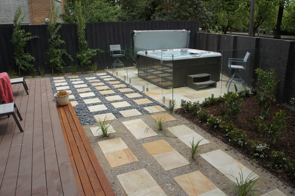 Diseño de piscinas y jacuzzis elevados retro rectangulares en patio trasero con suelo de baldosas