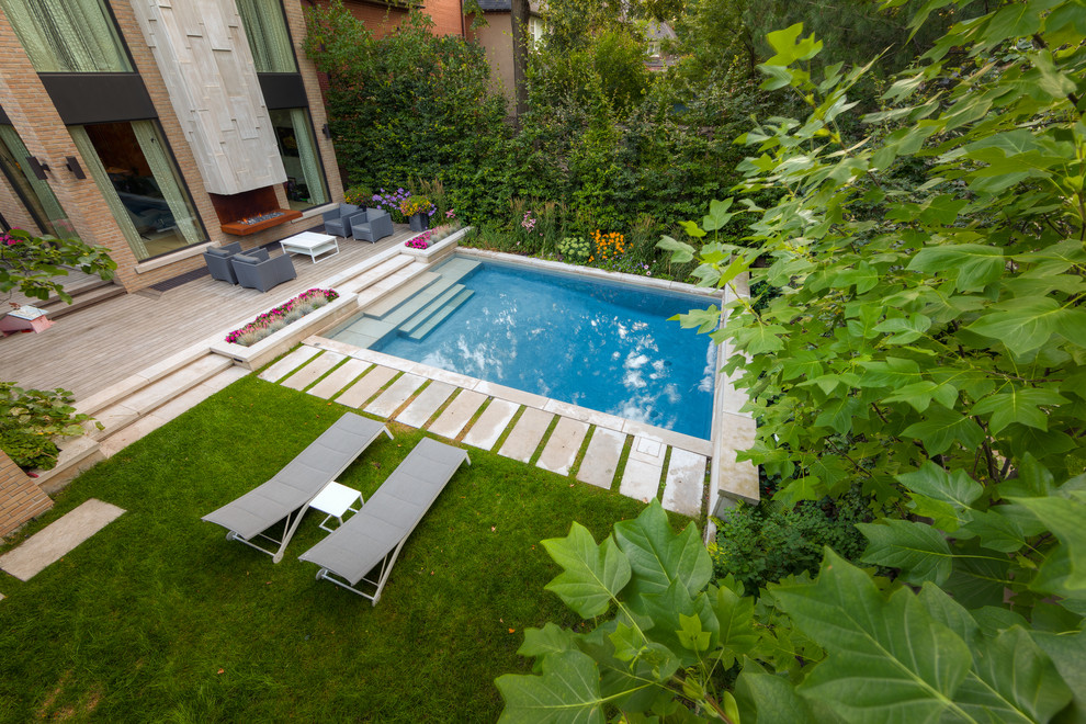 Стильный дизайн: маленький прямоугольный бассейн на заднем дворе в современном стиле с фонтаном и покрытием из каменной брусчатки для на участке и в саду - последний тренд