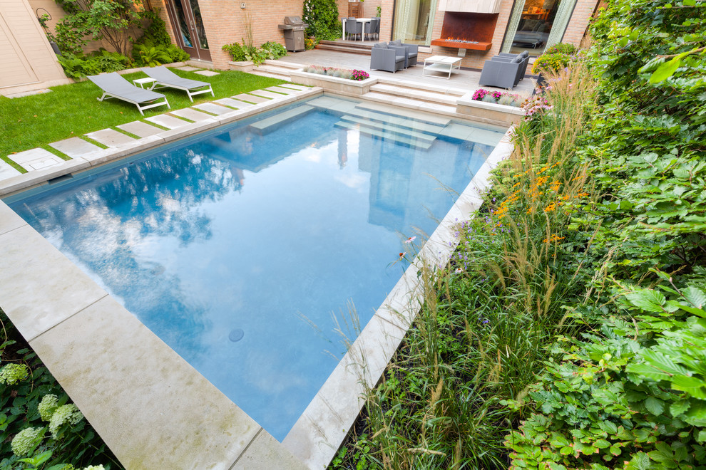 Пример оригинального дизайна: маленький прямоугольный бассейн на заднем дворе в современном стиле с фонтаном и покрытием из каменной брусчатки для на участке и в саду