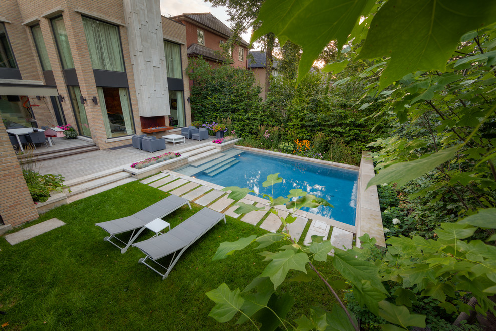 Idee per una piccola piscina minimal rettangolare dietro casa con fontane e pavimentazioni in pietra naturale