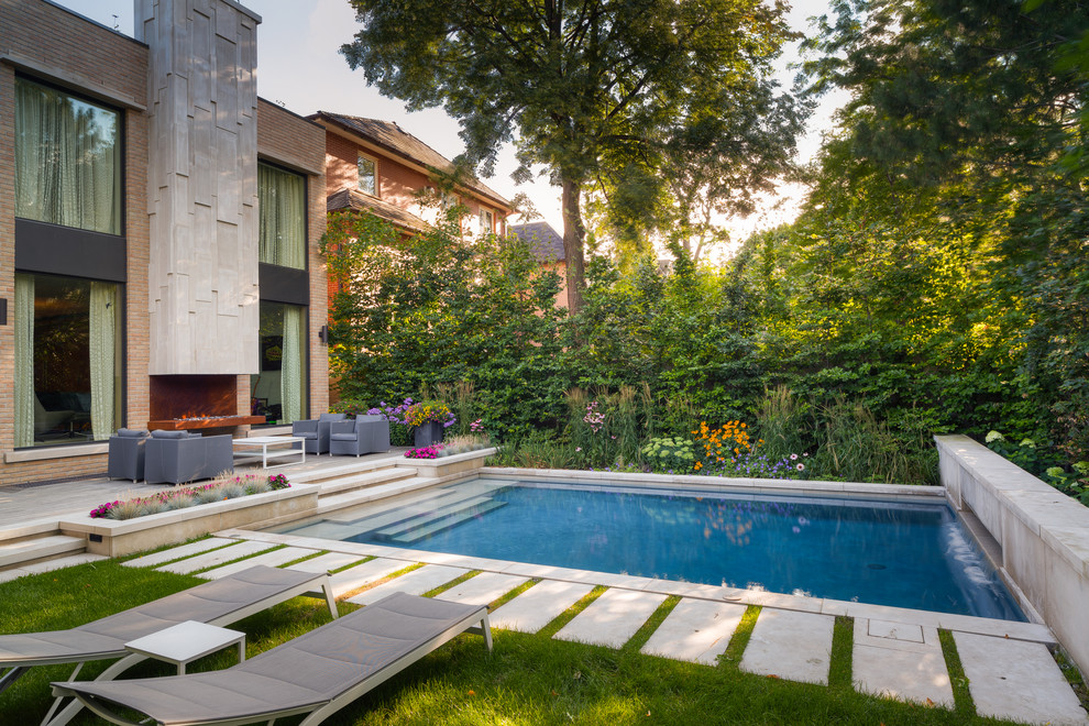Свежая идея для дизайна: маленький прямоугольный, спортивный бассейн на заднем дворе в современном стиле с фонтаном и покрытием из каменной брусчатки для на участке и в саду - отличное фото интерьера