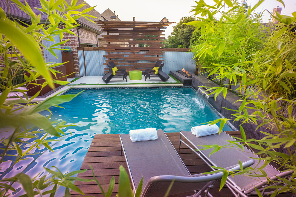 Kleiner Asiatischer Pool hinter dem Haus in rechteckiger Form mit Wasserspiel und Betonplatten in Dallas