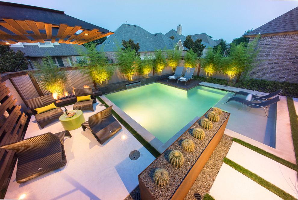 Идея дизайна: маленький прямоугольный бассейн на заднем дворе в восточном стиле с фонтаном и покрытием из бетонных плит для на участке и в саду