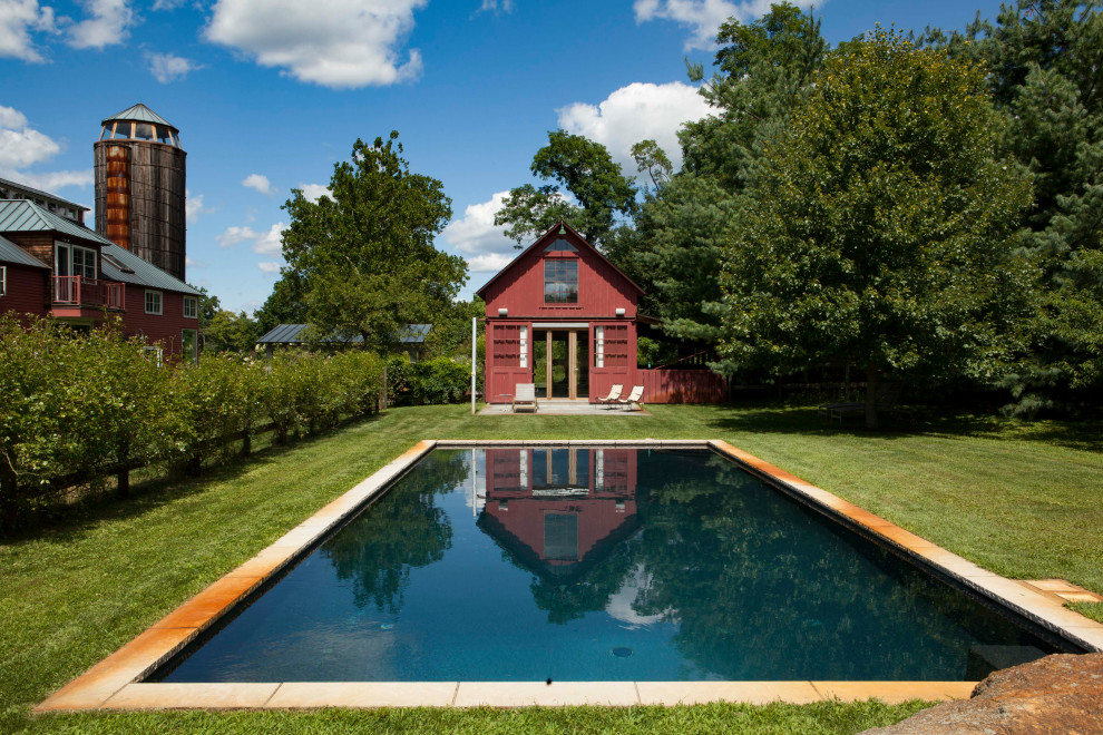 Ejemplo de casa de la piscina y piscina campestre rectangular