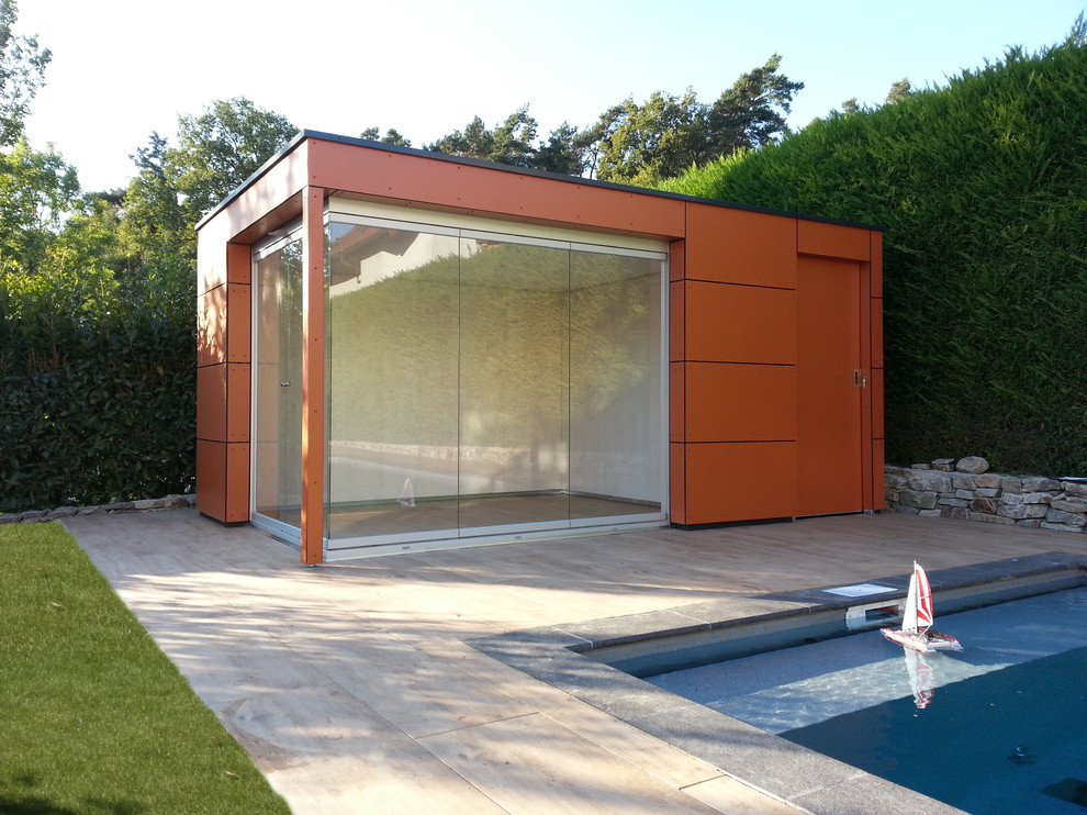 Esempio di una piscina contemporanea di medie dimensioni