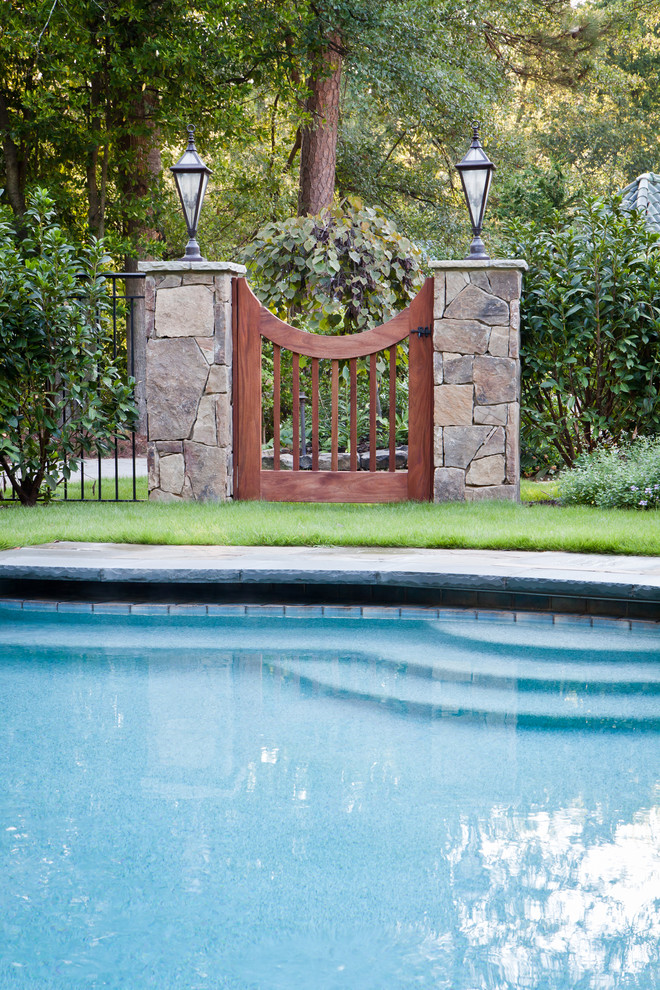 Пример оригинального дизайна: бассейн произвольной формы в классическом стиле