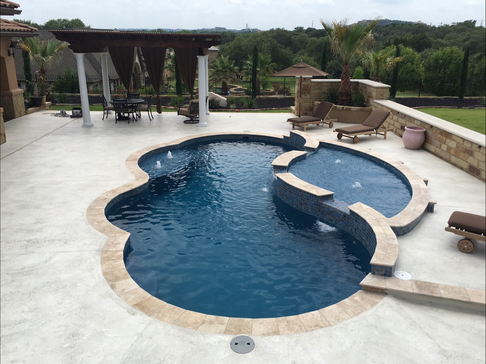 Ispirazione per una piscina monocorsia moderna personalizzata di medie dimensioni e dietro casa con fontane e lastre di cemento