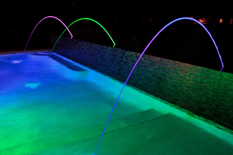 Ispirazione per una grande piscina monocorsia minimal personalizzata dietro casa con una vasca idromassaggio e piastrelle