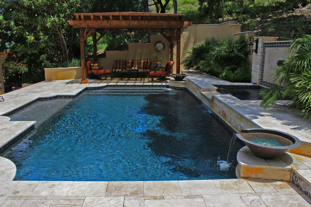 Immagine di una piscina monocorsia moderna personalizzata di medie dimensioni e dietro casa con una vasca idromassaggio e piastrelle