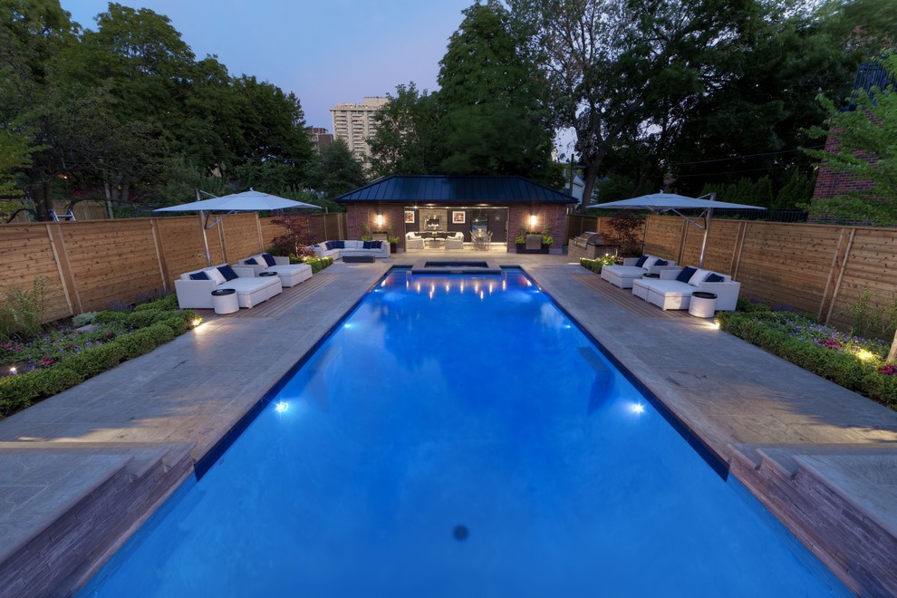 Großer Moderner Pool hinter dem Haus in rechteckiger Form mit Natursteinplatten in Toronto