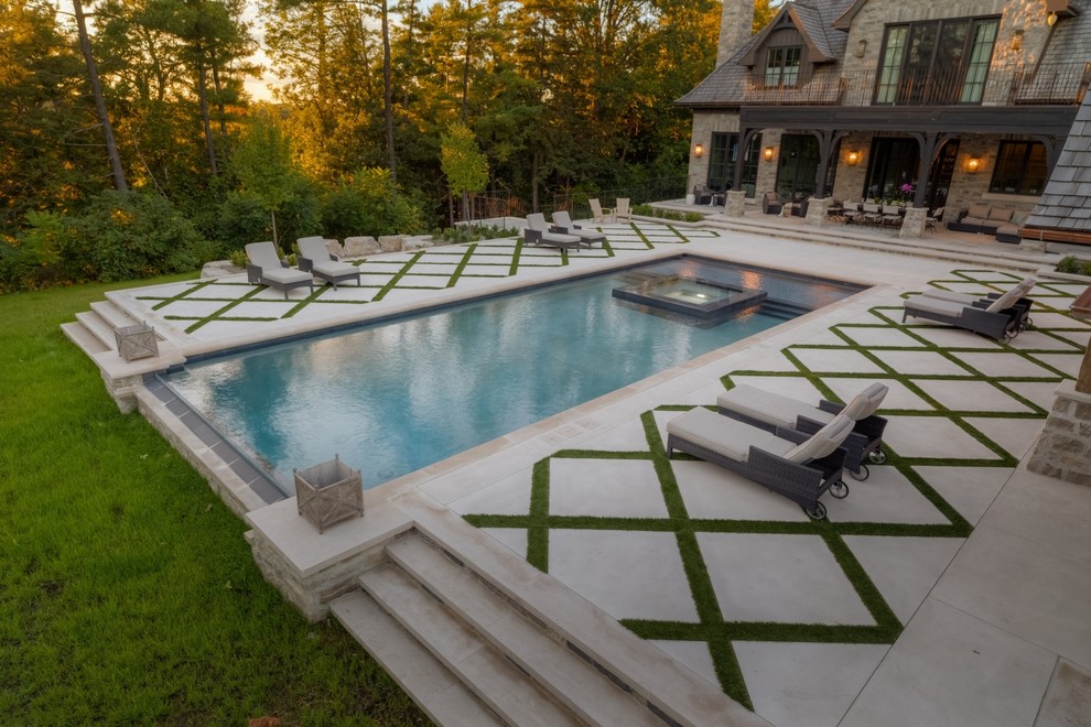 Imagen de piscinas y jacuzzis infinitos contemporáneos grandes rectangulares en patio trasero
