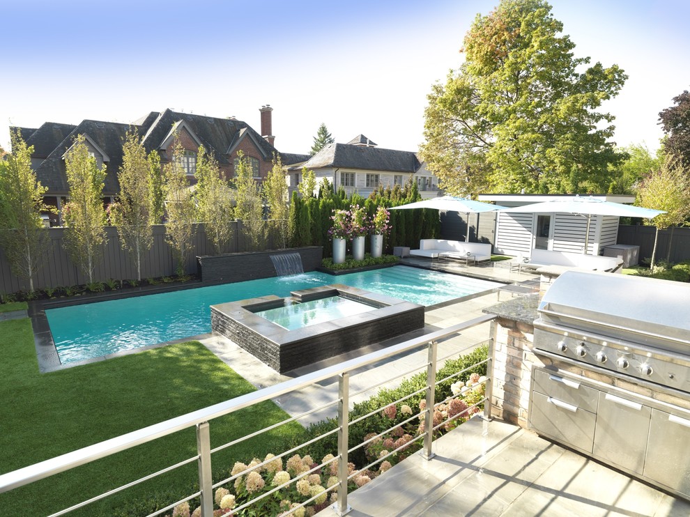 Mittelgroßer Moderner Pool hinter dem Haus in individueller Form mit Natursteinplatten in Toronto