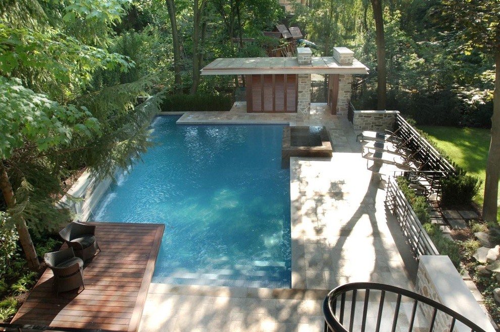 Großer Moderner Pool hinter dem Haus in individueller Form mit Natursteinplatten in Toronto