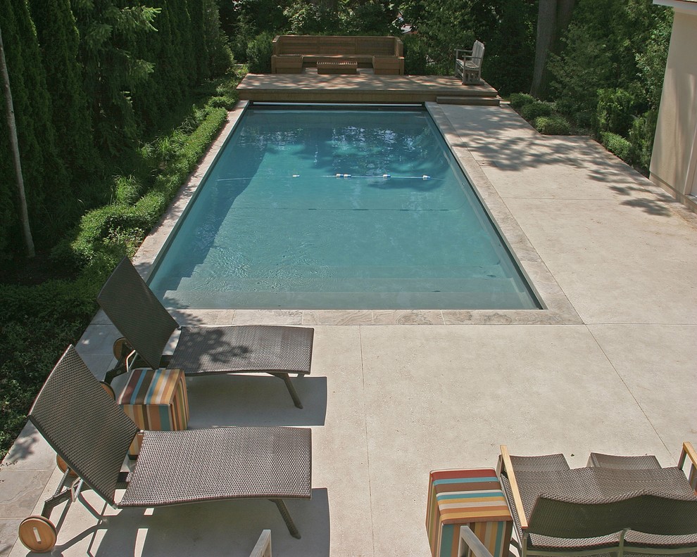 Пример оригинального дизайна: спортивный, прямоугольный бассейн среднего размера на заднем дворе в современном стиле с домиком у бассейна и покрытием из каменной брусчатки