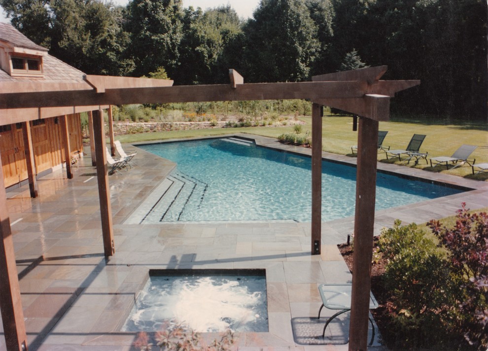 Пример оригинального дизайна: бассейн среднего размера, произвольной формы на заднем дворе в классическом стиле с покрытием из каменной брусчатки