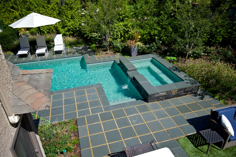 Imagen de piscinas y jacuzzis contemporáneos pequeños a medida en patio trasero con adoquines de piedra natural