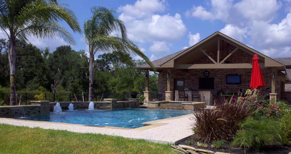Foto di una piscina tradizionale rettangolare dietro casa