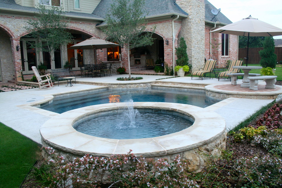 Kleiner Klassischer Pool hinter dem Haus in individueller Form mit Betonplatten in Dallas