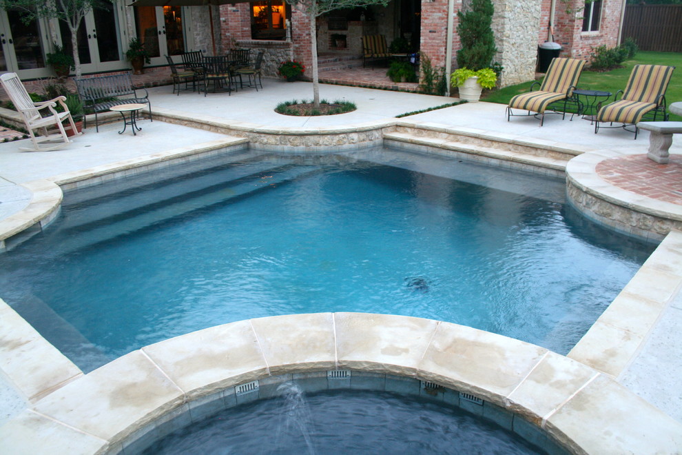 Ejemplo de piscina clásica pequeña a medida en patio trasero con losas de hormigón