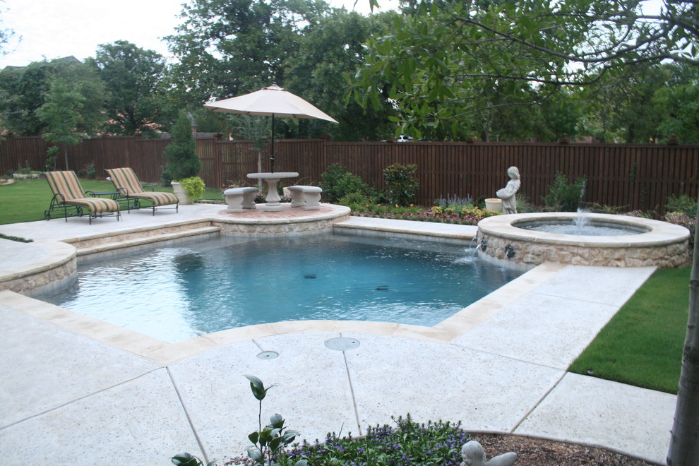 Esempio di una piccola piscina classica personalizzata dietro casa con lastre di cemento