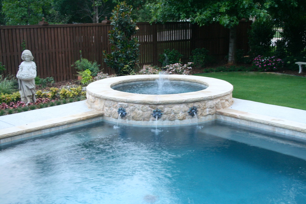 Inredning av en klassisk liten anpassad pool på baksidan av huset, med betongplatta