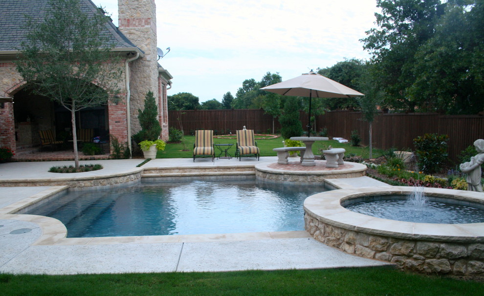 Imagen de piscina clásica pequeña a medida en patio trasero con losas de hormigón