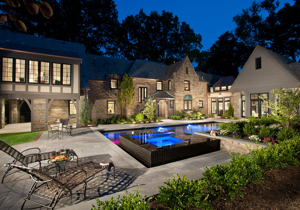 Imagen de piscinas y jacuzzis contemporáneos grandes rectangulares en patio trasero con suelo de hormigón estampado