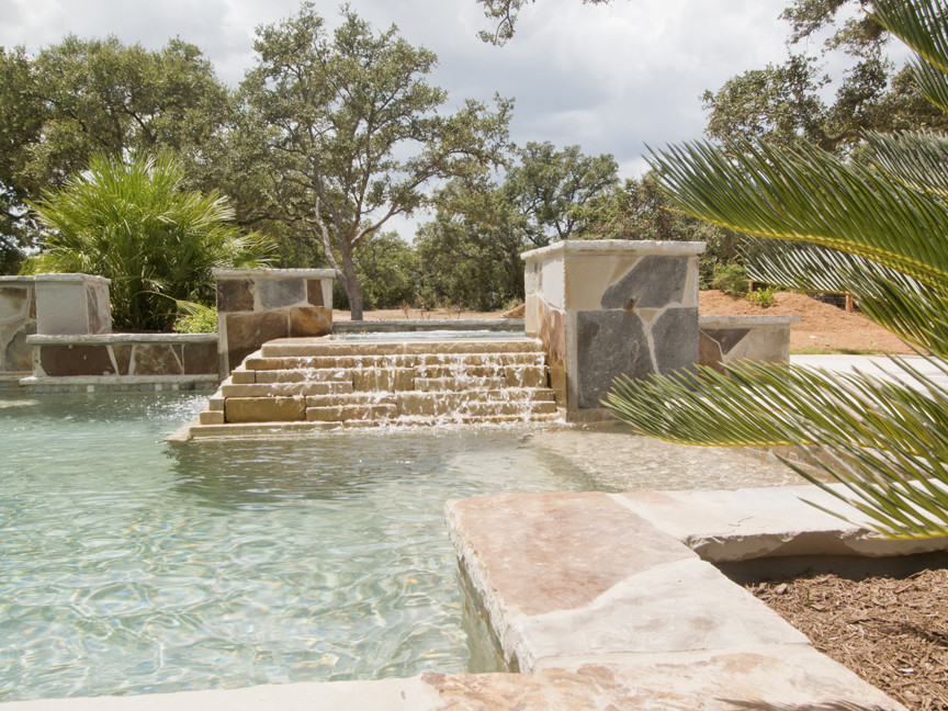 Mittelgroßer Mediterraner Pool hinter dem Haus in individueller Form mit Betonboden in Austin