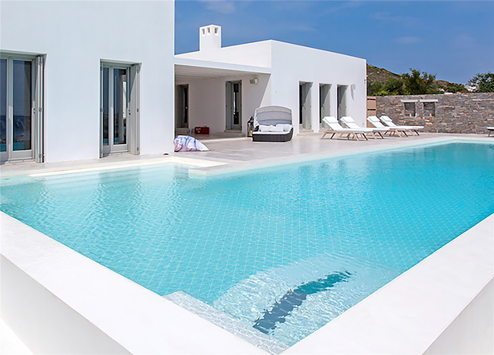 Ispirazione per una piscina fuori terra mediterranea rettangolare dietro casa con una dépendance a bordo piscina e piastrelle