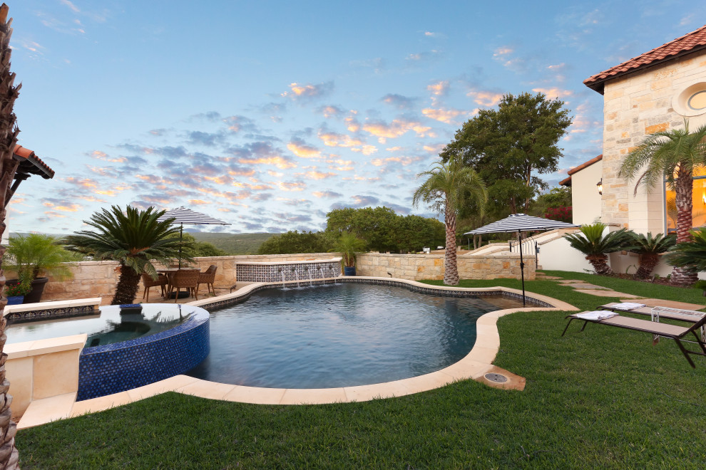 Foto de piscina natural mediterránea grande a medida en patio trasero con entablado