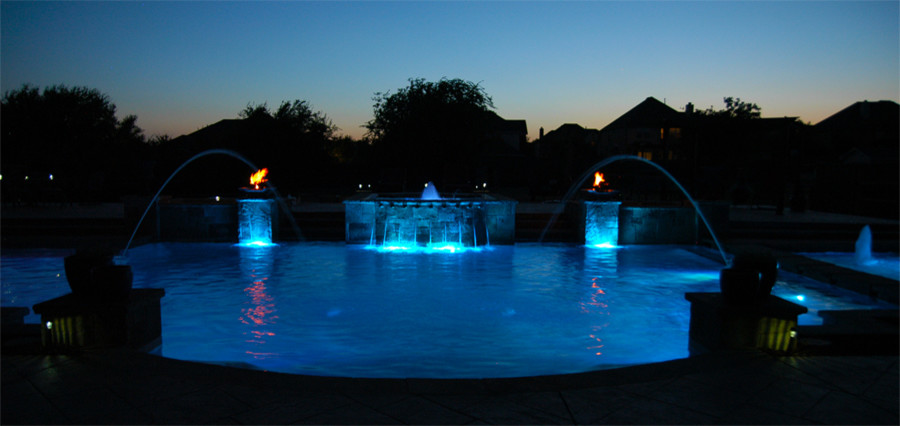 Ispirazione per una grande piscina monocorsia classica personalizzata dietro casa con fontane e pavimentazioni in pietra naturale