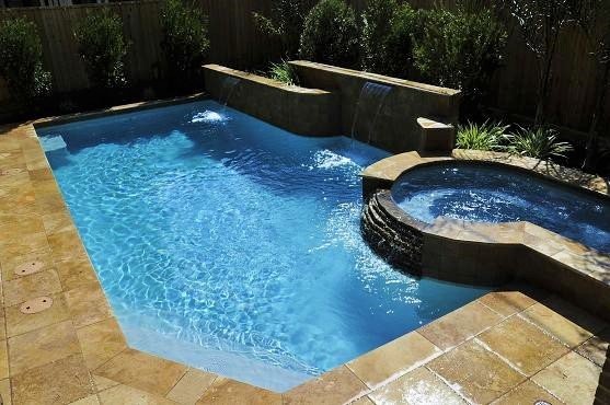 Пример оригинального дизайна: большой прямоугольный бассейн на заднем дворе в стиле модернизм с фонтаном и покрытием из декоративного бетона