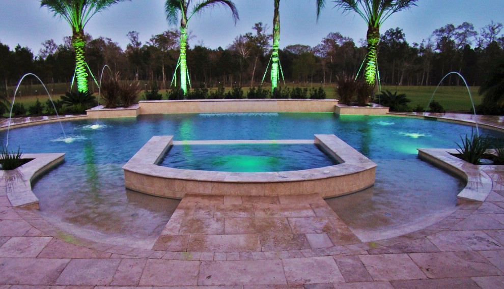 Idéer för en stor modern pool på baksidan av huset, med en fontän och stämplad betong