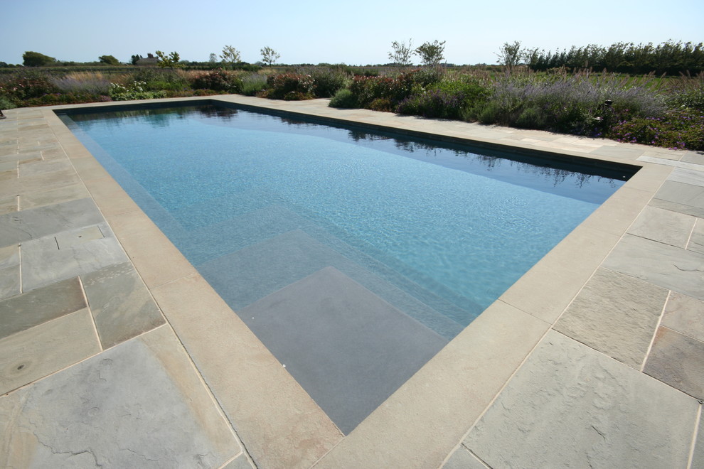 Идея дизайна: прямоугольный бассейн в классическом стиле