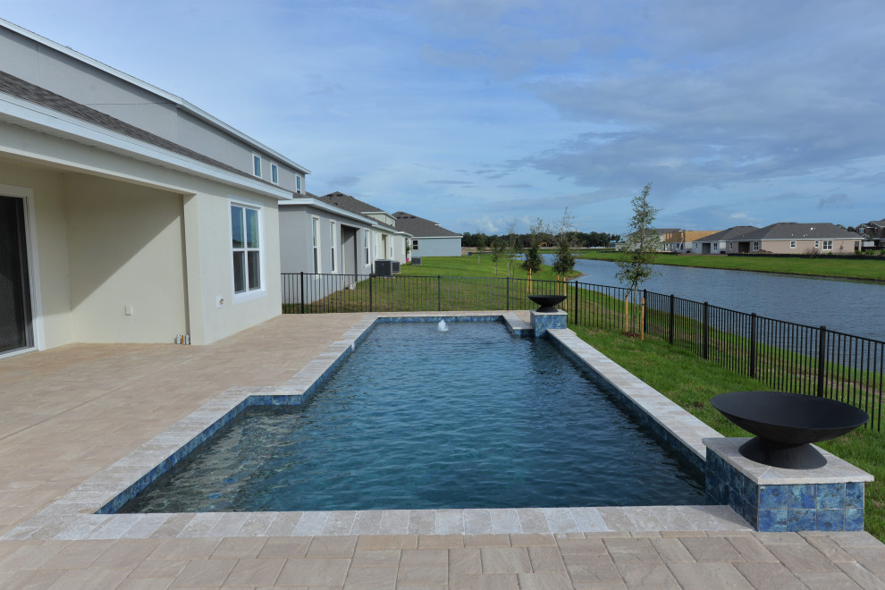 Idee per una piscina minimalista rettangolare di medie dimensioni e dietro casa con pavimentazioni in mattoni