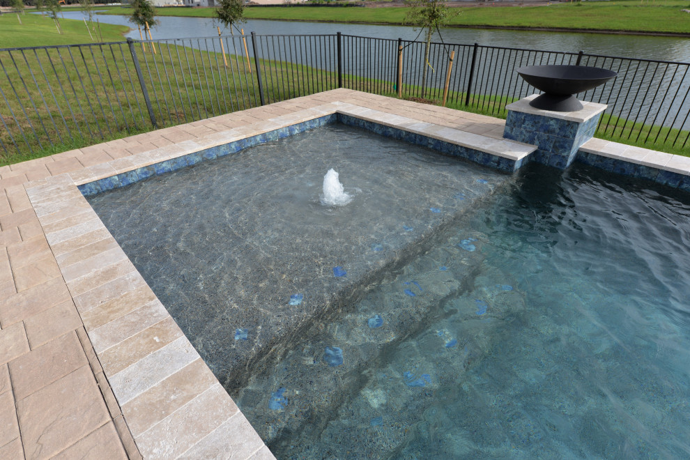 Foto de piscina moderna de tamaño medio rectangular en patio trasero con adoquines de ladrillo