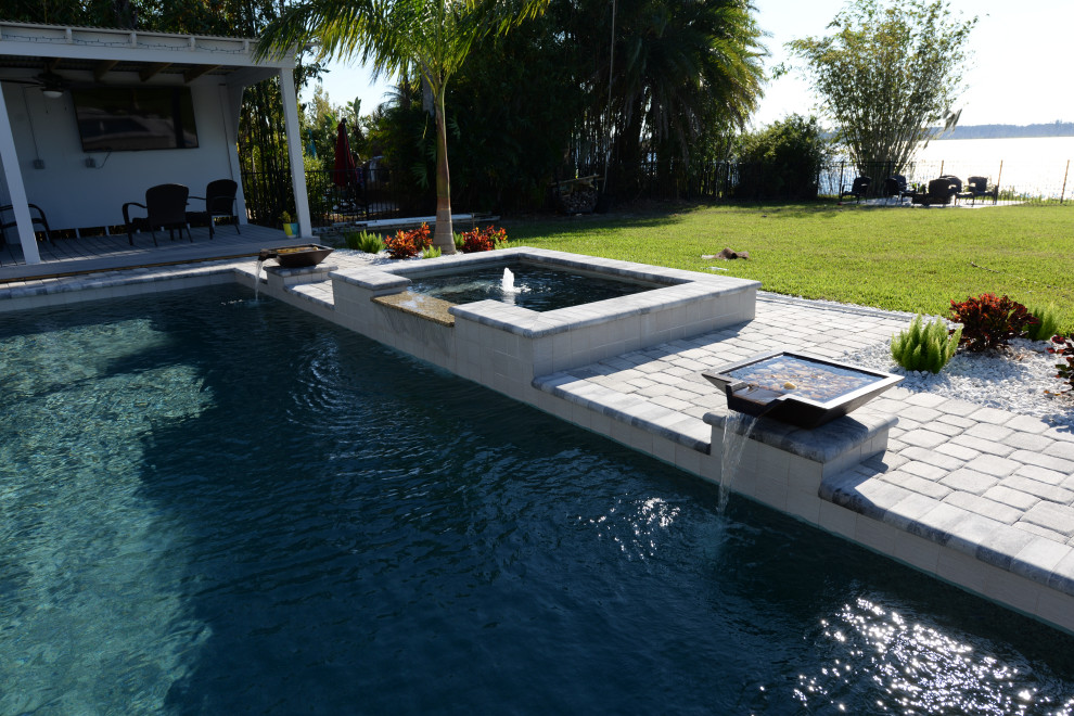 Inspiration för en stor vintage rektangulär pool på baksidan av huset, med marksten i tegel