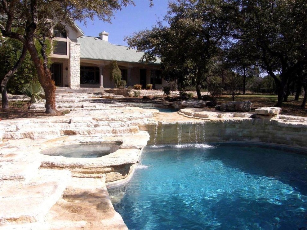 На фото: большой спортивный, круглый бассейн на заднем дворе в средиземноморском стиле с фонтаном и покрытием из каменной брусчатки с