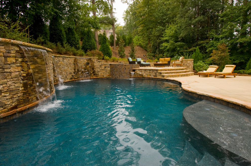 Foto di una piscina classica personalizzata
