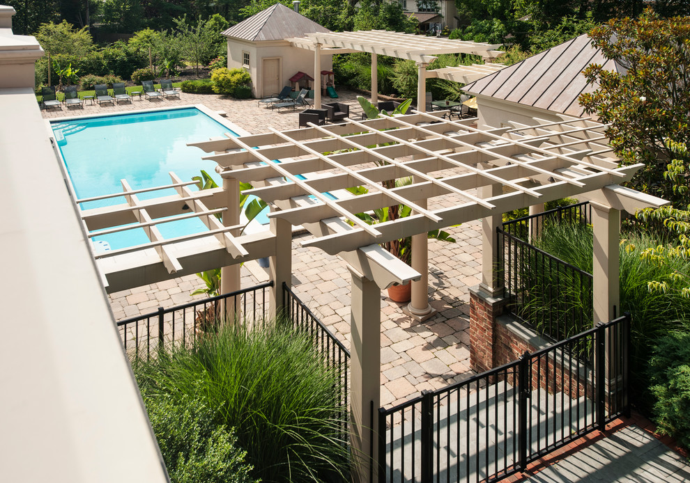 Idee per una grande piscina fuori terra tradizionale rettangolare dietro casa con una dépendance a bordo piscina e pavimentazioni in cemento