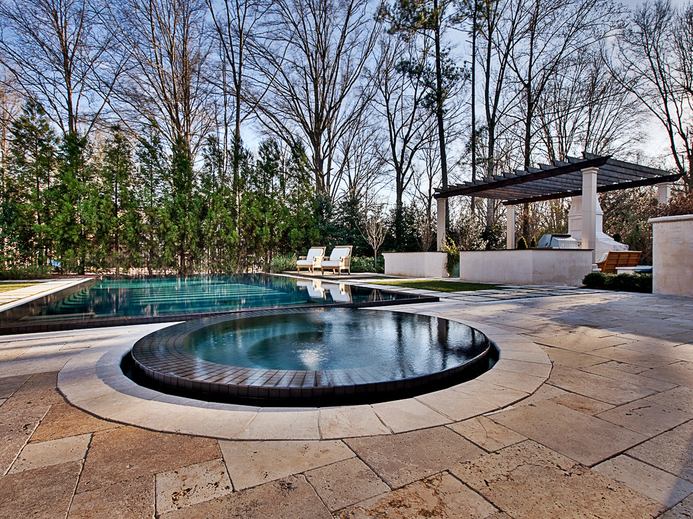 Пример оригинального дизайна: бассейн-инфинити среднего размера, произвольной формы на заднем дворе в современном стиле с джакузи и покрытием из каменной брусчатки