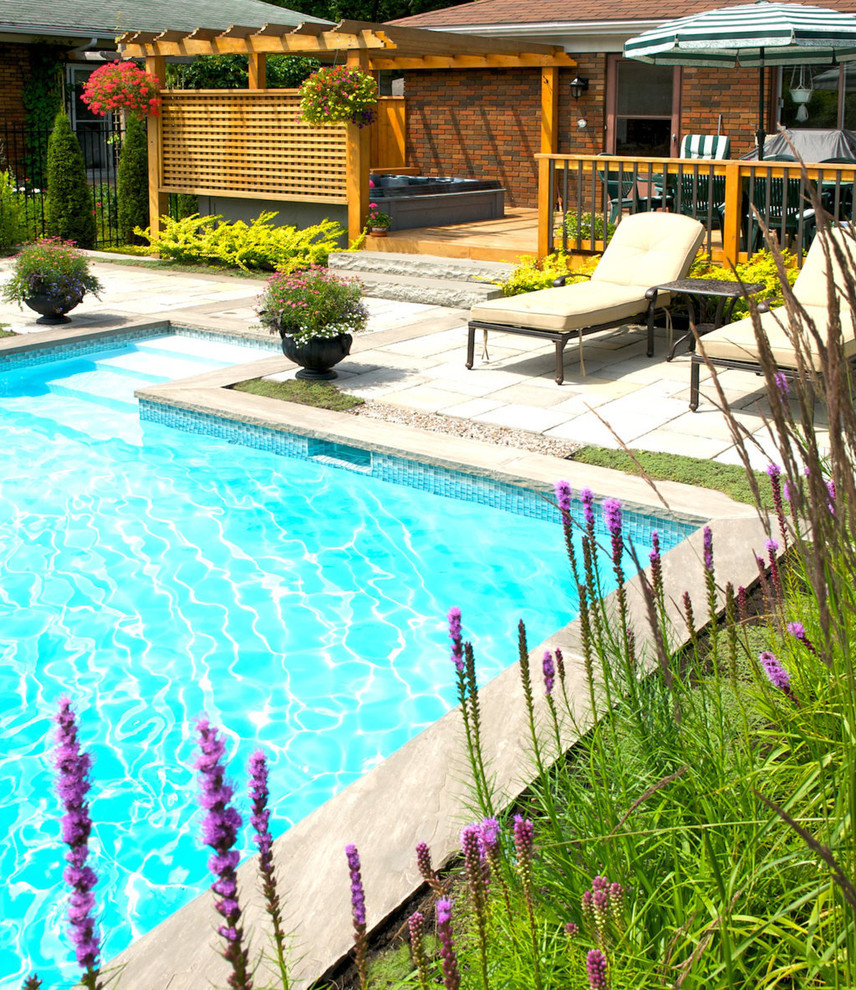 Mittelgroßer Shabby-Look Garten hinter dem Haus mit Wasserspiel und Betonboden in Montreal