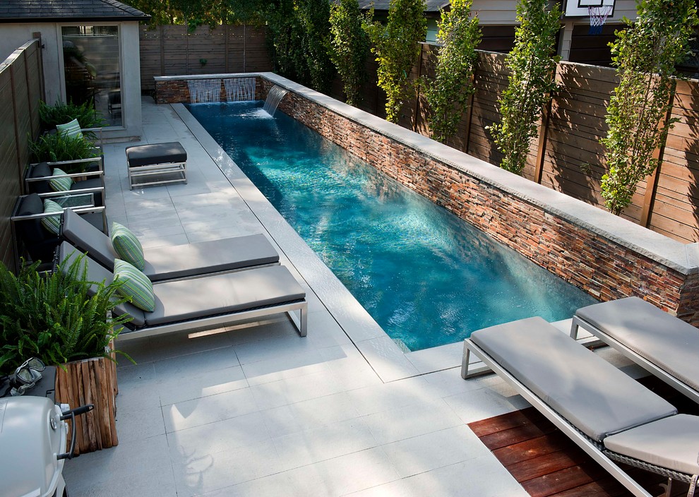 Idee per una grande piscina monocorsia moderna rettangolare dietro casa con piastrelle